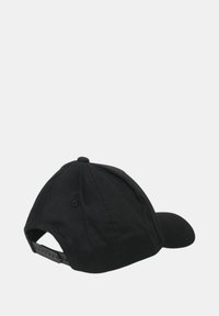 Cappellino da baseball nero con una corona arrotondata, realizzato in cotone, dotato di una fascia regolabile in plastica e di un colore nero uniforme.