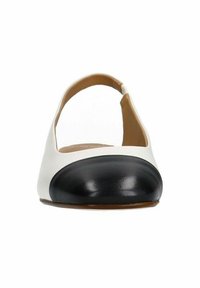 Witte leren ballerina met een ronde zwarte neuskap, open hiel en een binnenkant van tan kleur. Platter zool, gladde textuur en scherpe randen.