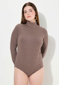 Body a maniche lunghe a righe marroni con scollatura alta e tessuto morbido ed elastico. Presenta sottili righe bianche e un taglio seducente nella parte inferiore.