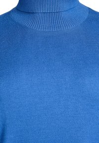 Niebieski sweter z wysokim kołnierzem, wykonany z miękkiego materiału ribbed. Oferuje gładką teksturę, idealny do warstwowego noszenia.