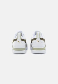 Vita sneakers med olivgröna detaljer, texturerade sidor och en tjock vit sula. Har en logotyp i guld på hälen och bakre dragflik.