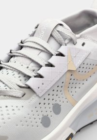 Nike Performance ZOOMX ZEGAMA 2 - Løbesko trail - vast grey/sanddrift/summit white/black