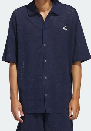 Marineblauwe overhemd met korte mouwen, gemaakt van geperforeerde stof, met een puntige kraag en een klein wit logo op de linkerborst.
