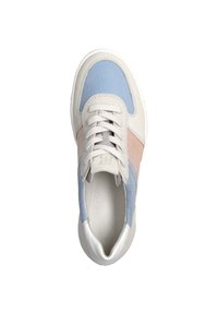Blå, krämfärgad och puderrosa lädersneaker med rund tå, texturerad ovandel, platta skosnören och en slät sula.