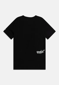 Černé bavlněné tričko s kulatým výstřihem a krátkými rukávy; na spodní levé straně má geografický grafický design v šedé barvě.