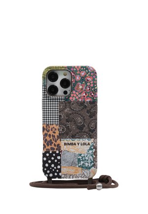 Funda para iPhone con diseño patchwork que incluye patrones florales, paisley, leopardo, lunares y cuadros vichy, con el texto "BIMBA Y LOLA" y cordón marrón adjunto.
