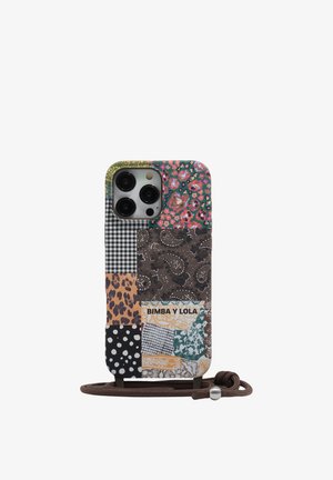 Etui na iPhone z wzorem patchworkowym z motywami kwiatowymi, paisley, lampart, kropki oraz kratkę, z napisem "BIMBA Y LOLA" i przymocowanym brązowym sznurkiem.