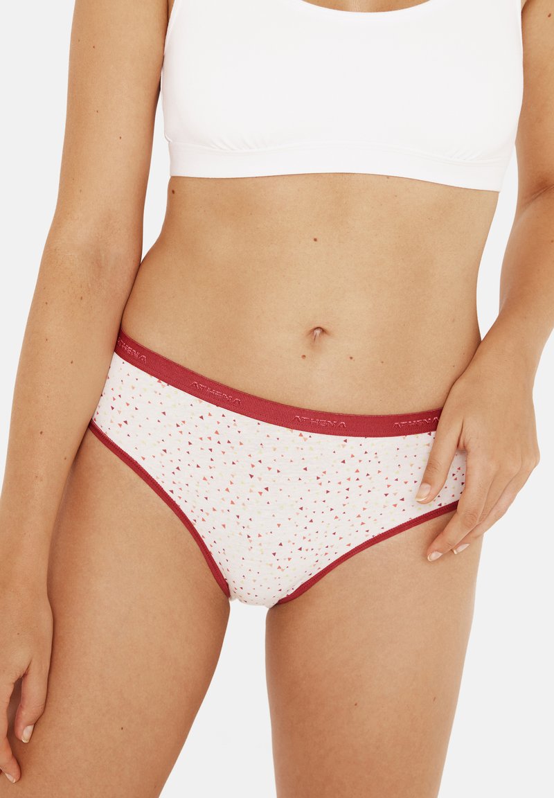 Culotte de bikini en coton blanc avec une bordure rouge, présentant un motif de petits triangles en rose, jaune et rouge. Comprend un logo sur la taille.