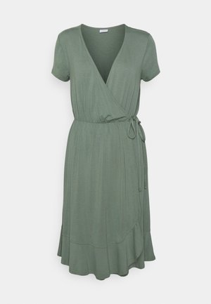 Vestido verde envolvente em tecido leve com mangas curtas, decote em V, cintura elástica e comprimento assimétrico com detalhe de ruffle.