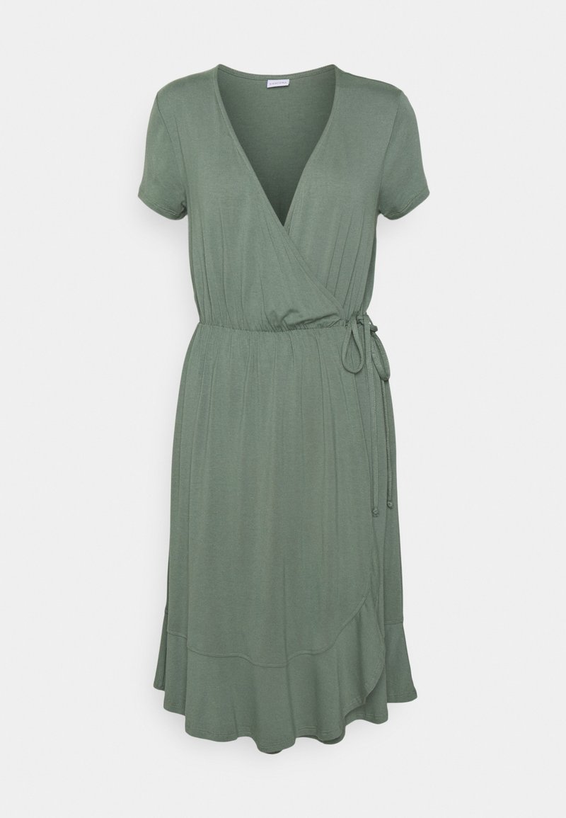 Vestido verde envolvente em tecido leve com mangas curtas, decote em V, cintura elástica e comprimento assimétrico com detalhe de ruffle.
