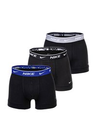 Schwarze Baumwollboxershorts in drei Variationen. Zwei haben schwarze Bund mit weißen und grauen Nike-Logos; eine hat einen blauen Bund mit einem weißen Logo.
