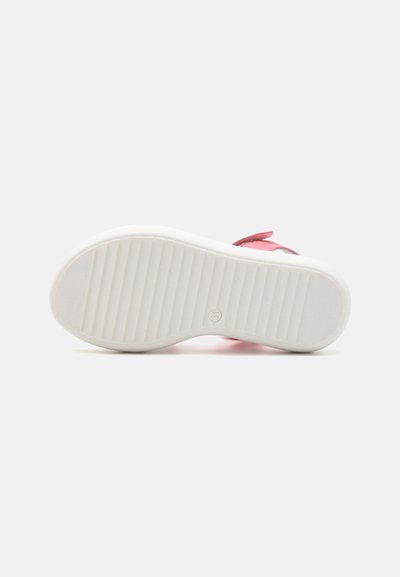 Rosa sandaler med en vit texturerad sula. Har en slät ovandel och justerbart band. Designen är öppen framtill med en rundad form.