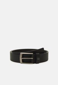 Ceinture en cuir noir dotée d'une boucle rectangulaire en argent et d'une texture lisse. Comprend un accent de logo près de la boucle.
