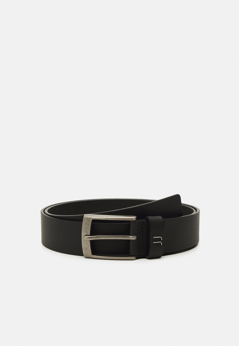Ceinture en cuir noir dotée d'une boucle rectangulaire en argent et d'une texture lisse. Comprend un accent de logo près de la boucle.