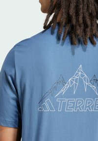 Adidas Terrex MOUNTAIN TEE - Camiseta estampada - blue