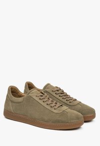 Zielone zamszowe sneakersy w odcieniu oliwkowym, z okrągłym noskiem, 6 oczkami i beżowymi sznurowadłami. Gumowa podeszwa o teksturowanym wykończeniu z kontrastowym przeszyciem.