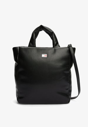 Bolso tote de cuero negro con dos asas en la parte superior y una correa de hombro desmontable. Presenta una superficie texturizada y un pequeño acento metálico de marca.