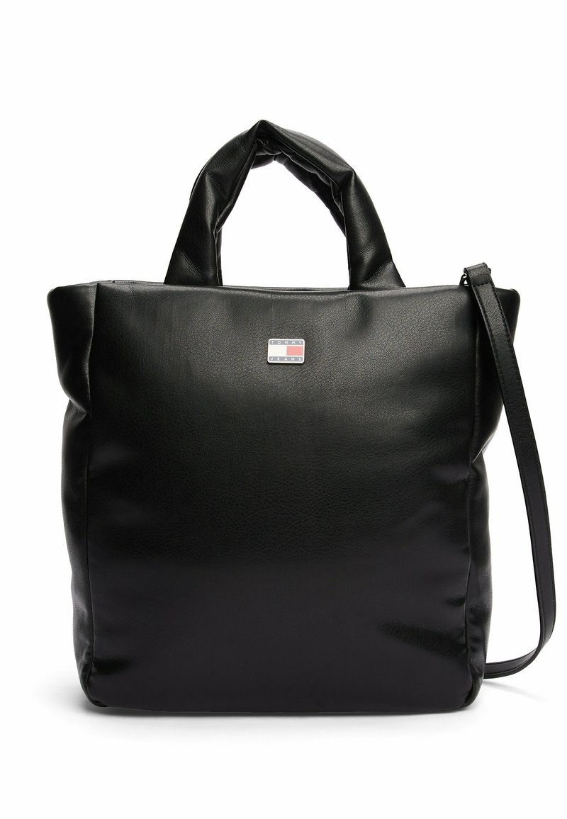 Sort læder tote taske med to top-håndtag og en aftagelig skulderrem. Har en tekstureret overflade og et lille, mærket metalakcent.