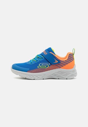 Baskets enfant bleues et orange avec des lacets jaune fluo, une bride velcro, une semelle blanche et un languette sur un fond uni.