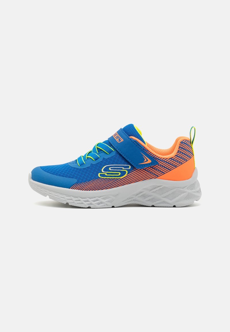 Baskets enfant bleues et orange avec des lacets jaune fluo, une bride velcro, une semelle blanche et un languette sur un fond uni.