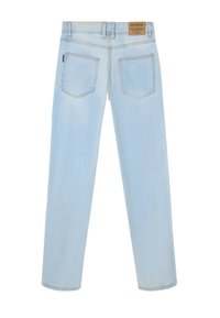 Vaqueros de mezclilla de color azul claro con un corte recto, cinco bolsillos y etiqueta marrón en la cintura. Presentan un ligero desgaste y costuras en contraste.