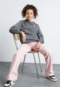 Nike Sportswear - CLUB UNISEX - Kapuzenpullover - iron grey/sunset pulse Thumbnail-Bild 1