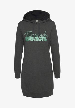 Robe sweat à capuche gris foncé avec manches longues, poches avant et logo "Bench." vert menthe sur la poitrine.