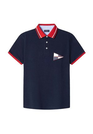 Polo navy con colletto a righe rosse, placket a tre bottoni e una tasca triangolare con dettagli di cucitura bianchi e rossi.