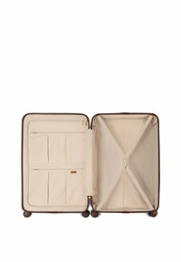 Spinner koffer met een harde bruine buitenkant, geopend om een crèmekleurig interieur te onthullen met ritsvakken en elastische kruisbanden.