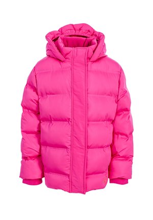 Felroze gewatteerde winterjas met hoge kraag, capuchon, lange mouwen en ritssluiting, afgebeeld op een witte achtergrond.
