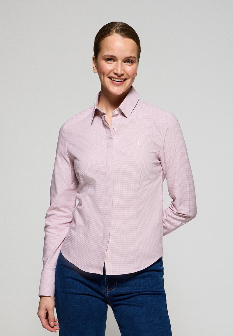 Camicia button-down rosa chiaro realizzata in tessuto intrecciato, con un motivo a piccoli quadretti e un piccolo logo sul lato sinistro del petto.