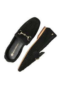 Czarne plecione mokasyny z skórzanymi akcentami, złotymi detalami i drewnianą podeszwą. Teksturowana powierzchnia, fason wsuwany oraz dekoracyjny pasek.