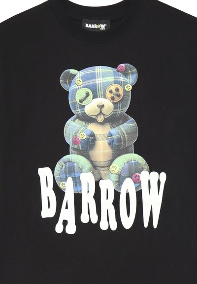 Maglietta nera in cotone con una grafica di un orsetto a quadretti con dettagli a bottone, affiancata dal testo "BARROW" in lettere bianche in grassetto.