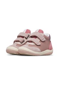 Zapatillas rosa y rosa claro que cuentan con dos tiras de Velcro, una suela de goma y una combinación de materiales de cuero y gamuza.
