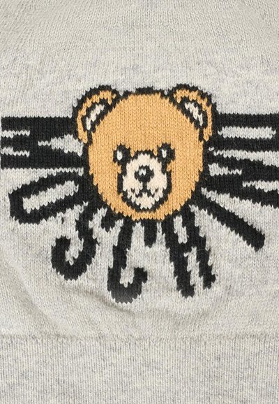 Maglione lavorato a maglia grigio chiaro con un grafico centrale di un orso in tonalità sabbia con accenti neri e raggi che si estendono verso l'esterno dalla faccia dell'orso.