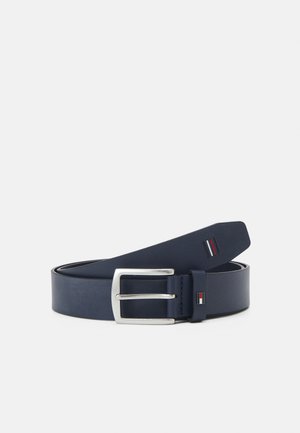 Cintura in pelle blu navy con fibbia in metallo argentato, caratterizzata da tre linee di accento colorate e una superficie liscia. Design classico con una finitura pulita.
