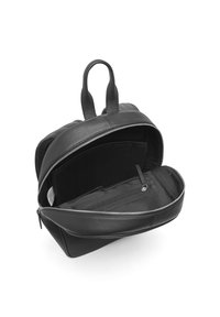 Mustan nahkalaukun, jossa on tuplatoppakahvat, vuoraamaton sisustus, sisäinen vetoketjutasku ja sileä, rakenteellinen muotoilu vetoketjukiinnityksellä.
