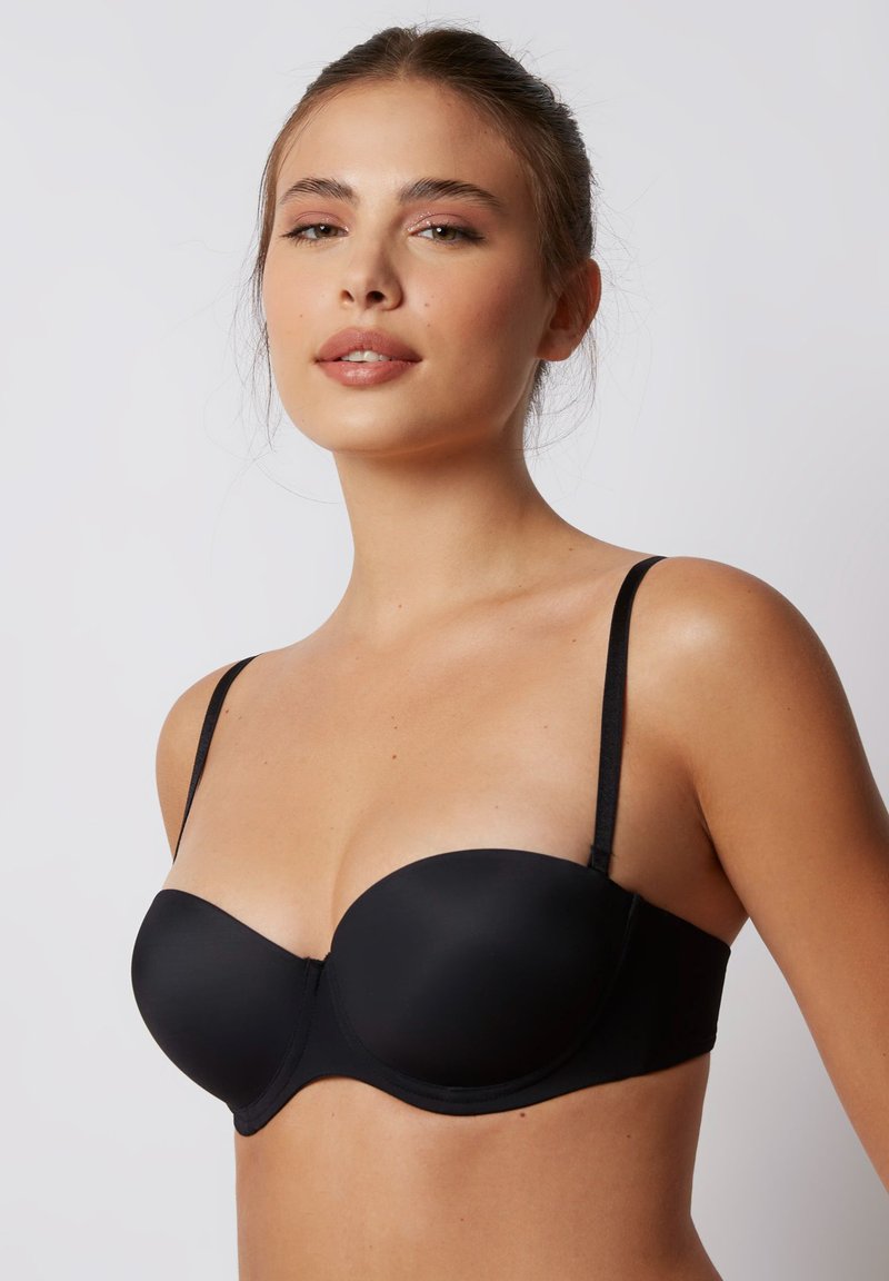 Schwarzer trägerloser BH mit glatten, geformten Körbchen, verstellbaren dünnen Trägern und nahtlosem Design, aus weichem Material für zusätzlichen Komfort.
