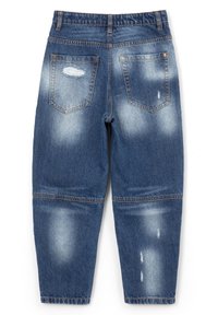 Dżinsy z denimu w jasnoniebieskim odcieniu, z postrzępionymi detalami, dwoma tylnymi kieszeniami oraz elastycznym pasem dla dodatkowego komfortu.