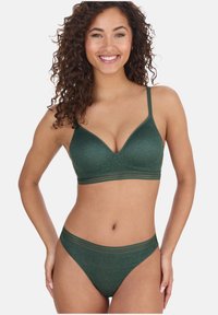 Grüner Spitzen-Bralette mit tiefem Ausschnitt und verstellbaren Trägern, kombiniert mit passenden Spitzenslips mit definierter Taille.