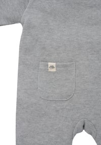 Grau Baby-Overall aus weichem Stoff, mit einer runden Tasche mit einem Etikett, gerippter Textur und fußlosem Design für mehr Bewegungsfreiheit.