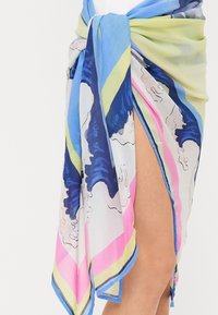 Sciarpa leggera e colorata realizzata in tessuto trasparente, con strisce geometriche blu, rosa e verdi a motivo ondulato. Legata in vita.