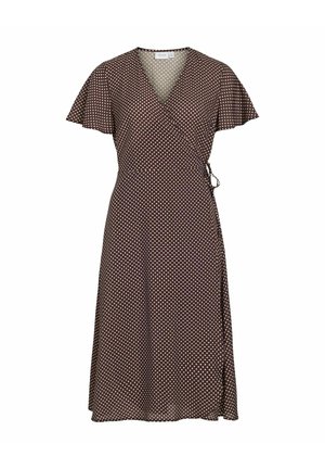 Hnědé zavinovací šaty s bílými puntíky, krátkými volánkovými rukávy, výstřihem do V a zavazováním v pase na straně, sukně délky ke kolenům.