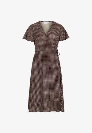 Vestido envolvente marrón con lunares blancos, mangas cortas con vuelo, escote en V y cintura con lazo lateral, falda fluida hasta la rodilla.