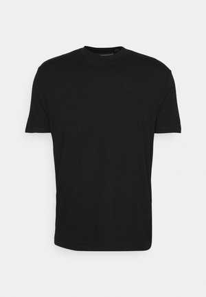 Czarny T-shirt z krótkim rękawem i okrągłym dekoltem, z subtelnym wytłoczonym logo na lewej piersi, prezentowany na jednolitym jasnym tle.
