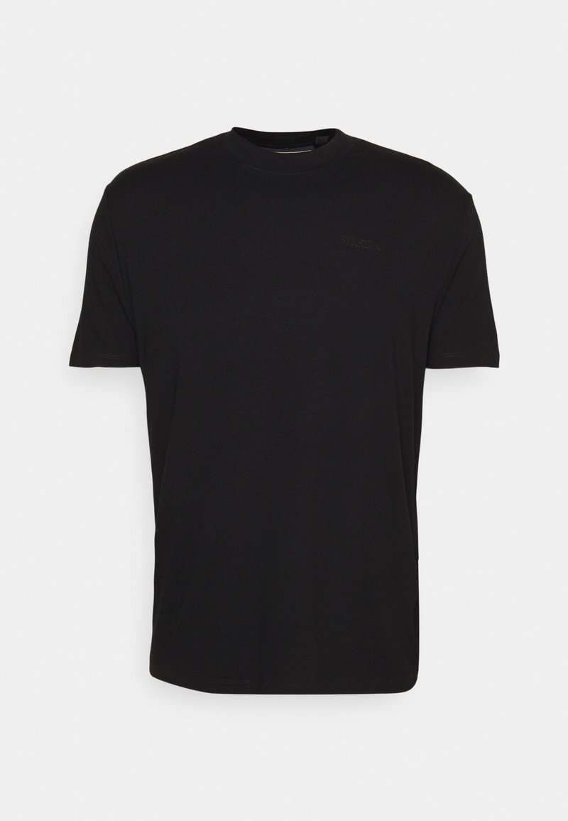 T-shirt noir à manches courtes et col rond avec un logo en relief subtil sur le côté gauche de la poitrine, présenté sur un fond uni clair.