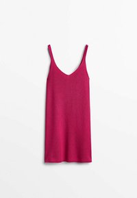 Robe sans manches en maille de couleur fuchsia vif avec un décolleté en V et une silhouette droite. Texture douce, sans motifs ni accents visibles.