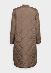 Lång, vadderad kappa i brunt med ett diamantmönster, ribbad krage och långa ärmar. Slät textur med en medellång design.