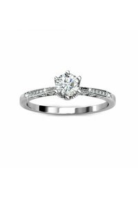 Anello in platino con un diamante solitario rotondo al centro, affiancato da diamanti più piccoli su una fascia più sottile.