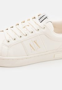 Armani Exchange Športni copati - off white